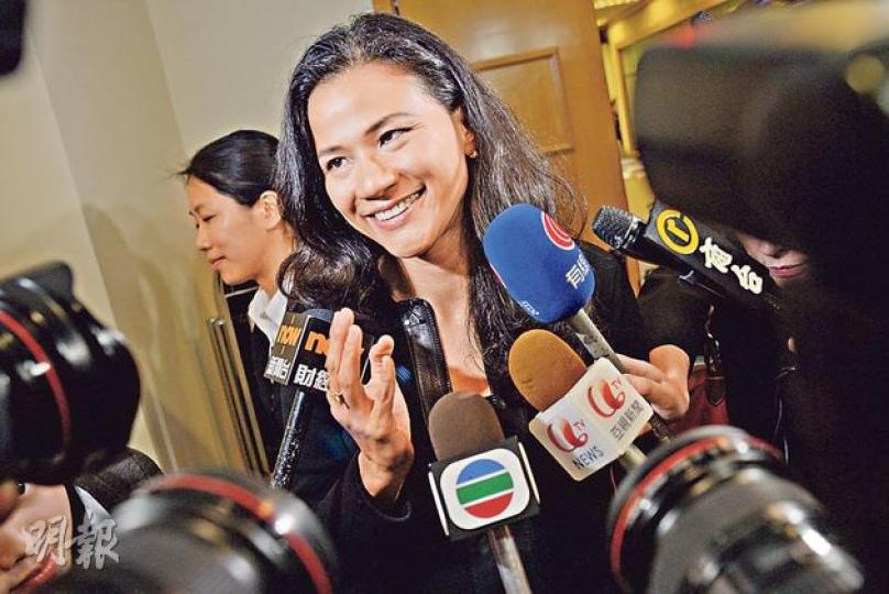 為劉美娟接生的婦產科專科醫生蔡明欣被判4項專業失德罪成,停牌兩年,她離開時面對一眾傳媒追訪,仍全程保持笑容,但無回應會否上訴及向張氏夫婦道歉。(葉家豪攝) 為劉美娟接生的婦產科專科醫生蔡明欣被判4項專業失德罪成,停牌兩年,她離開時面對一眾傳媒追訪,仍全程保持笑容,但無回應會否上訴及向張氏夫婦道歉。(葉家豪攝)