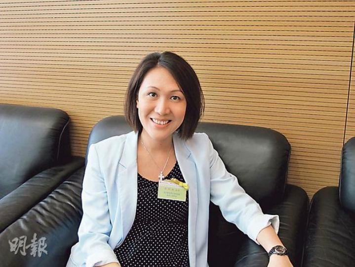 浸信會愛群社會服務處臨牀心理學家李明琳指出,家屬在照顧精神病康復者時,往往不懂拿揑分寸,以致過分照顧或過分強迫他們重投社會。(周翠怡攝) 浸信會愛群社會服務處臨牀心理學家李明琳指出,家屬在照顧精神病康復者時,往往不懂拿揑分寸,以致過分照顧或過分強迫他們重投社會。(周翠怡攝)