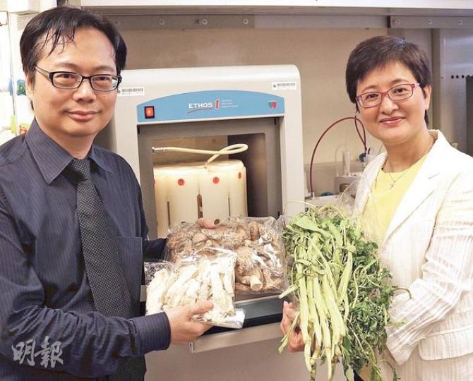 社會食物監察計劃召集人、立法會食物安全及環境衛生事務委員會主席黃碧雲(右),與理大合作,於3至4月化驗本港蔬菜, 發現乾竹笙(左一白色)、乾冬菇(左二)及西洋菜(右一)樣本鎘含量超港標準。圖左為理大應用生物及化學科技系副教授勞偉雄。(邱雅錡攝)理大發現有街市的乾冬菇鎘含量超出本港法例上限94%,理大推算,60公斤重成年人每日吃超過257克(即6.8両)攝取量便會超標(圖為7両分量)。(邱雅錡攝)(明報製圖) 社會食物監察計劃召集人、立法會食物安全及環境衛生事務委員會主席黃碧雲(右),與理大合作,於3至4月化驗本港蔬菜, 發現乾竹笙(左一白色)、乾冬菇(左二)及西洋菜(右一)樣本鎘含量超港標準。圖左為理大應用生物及化學科技系副教授勞偉雄。(邱雅錡攝)理大發現有街市的乾冬菇鎘含量超出本港法例上限94%,理大推算,60公斤重成年人每日吃超過257克(即6.8両)攝取量便會超標(圖為7両分量)。(邱雅錡攝)(明報製圖)