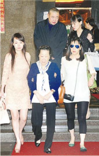 呂麗君(左)與劉玉珍(右)攙扶劉媽媽,大劉與女兒劉秀融就邊行邊傾。(攝影/記者:陳釗) 呂麗君(左)與劉玉珍(右)攙扶劉媽媽,大劉與女兒劉秀融就邊行邊傾。(攝影/記者:陳釗)