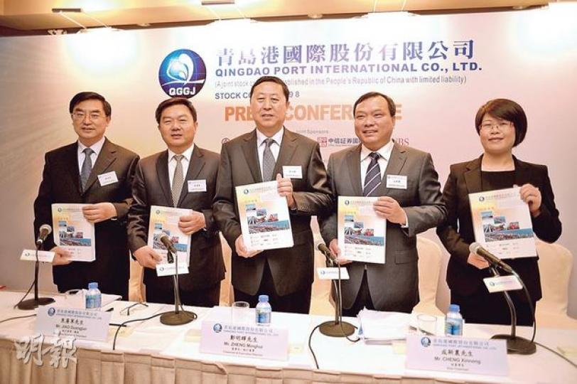 青島港國際今日起至周四招股。左起依次為董事會秘書陳福香、執行董事及總裁焦廣軍、董事長及執行董事鄭明輝、副董事長成新農、及財務總監姜春鳳。(葉家豪攝) 青島港國際今日起至周四招股。左起依次為董事會秘書陳福香、執行董事及總裁焦廣軍、董事長及執行董事鄭明輝、副董事長成新農、及財務總監姜春鳳。(葉家豪攝)