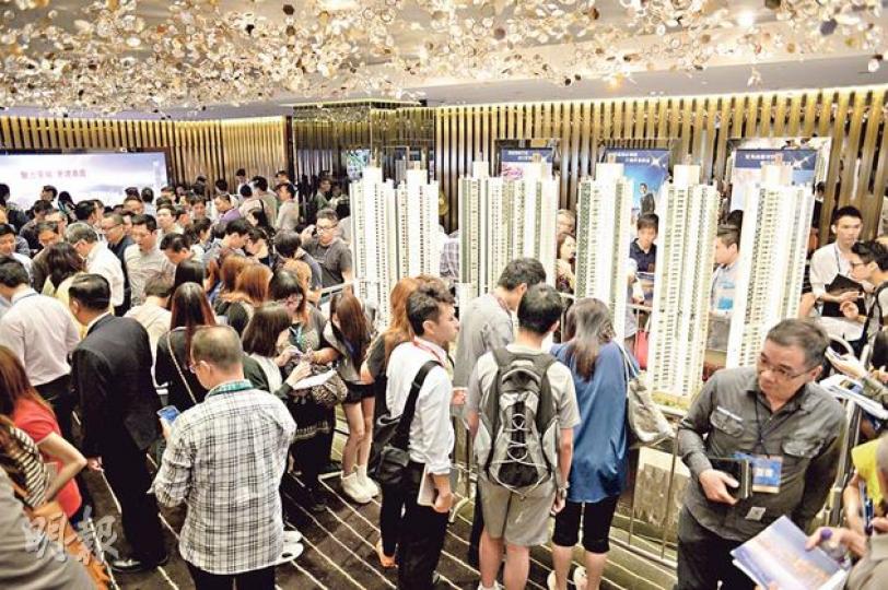 荃灣環宇海灣吸引大批市民睇樓,展示廳內氣氛熾熱;市場估計,該盤過去3日累收近8000票,較首推350伙,超額認購近22倍。(葉家豪攝) 荃灣環宇海灣吸引大批市民睇樓,展示廳內氣氛熾熱;市場估計,該盤過去3日累收近8000票,較首推350伙,超額認購近22倍。(葉家豪攝)