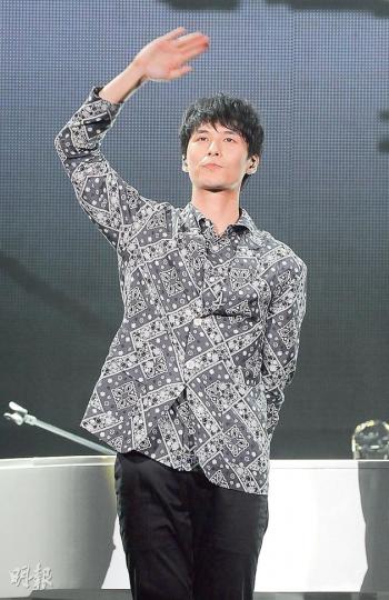 嚴爵於演唱會上盡展音樂才華。(攝影:鍾偉茵)白安的動人歌聲,令歌迷如癡如醉。(攝影:鍾偉茵)嘎嘎與女舞蹈員大跳辣身舞,惹起全場尖叫聲。(攝影:鍾偉茵) 嚴爵於演唱會上盡展音樂才華。(攝影:鍾偉茵)白安的動人歌聲,令歌迷如癡如醉。(攝影:鍾偉茵)嘎嘎與女舞蹈員大跳辣身舞,惹起全場尖叫聲。(攝影:鍾偉茵)