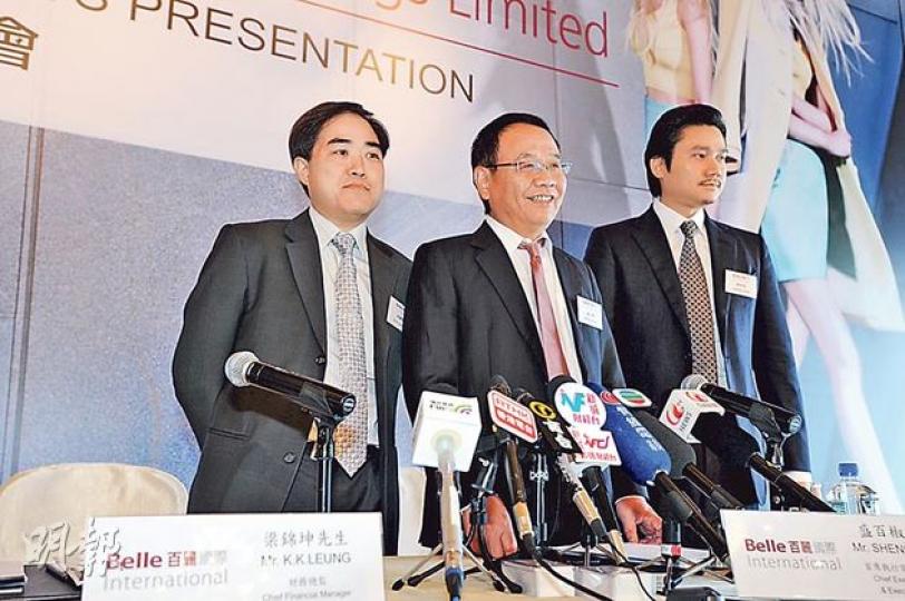 百麗看淡內地零售市道,將今年同店銷售增長從低個位數降至持平。圖左起為百麗國際執行董事鄧敬來、首席執行官盛百椒及財務總監梁錦坤。(胡景禧攝) 百麗看淡內地零售市道,將今年同店銷售增長從低個位數降至持平。圖左起為百麗國際執行董事鄧敬來、首席執行官盛百椒及財務總監梁錦坤。(胡景禧攝)