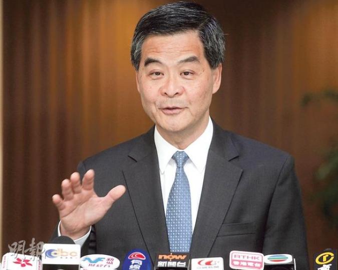 行政長官梁振英昨日出席行政會議前表示,削減兩成自由行旅客只是討論階段,並非建議。(李紹昌攝)零售業界認為,一旦自由行旅客減少兩成,不單危及整體零售增長及從業員生計,更會對本港經濟構成影響。(胡景禧攝) 行政長官梁振英昨日出席行政會議前表示,削減兩成自由行旅客只是討論階段,並非建議。(李紹昌攝)零售業界認為,一旦自由行旅客減少兩成,不單危及整體零售增長及從業員生計,更會對本港經濟構成影響。(胡景禧攝)