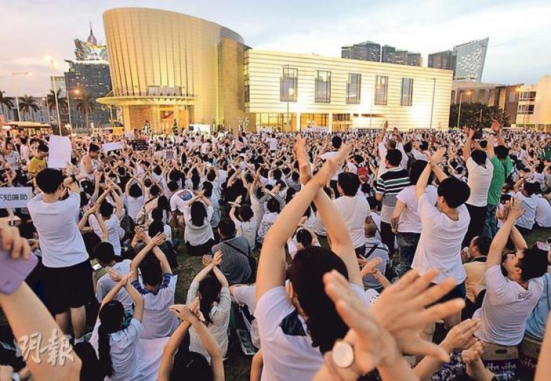 澳門市民昨包圍立法會反對《離保法案》,部分人做出前年本港國教科風波集會時市民高舉雙手的交叉手勢,高呼「(澳門特首)崔世安不撤案,就撤佢!崔世安,下台!」大會指高峰時有逾7000人參與集會,警方指高峰期有4900人。(李澤彤攝)入夜後,大部分示威者就算在立法會大會結束後仍未有離開,並拿出電話充當燭光,「澳門良心」發起人蘇嘉豪領眾高唱《海闊天空》,並高舉寫有「撤」的紙牌,要求政府撤回法案。(李澤彤攝) 澳門市民昨包圍立法會反對《離保法案》,部分人做出前年本港國教科風波集會時市民高舉雙手的交叉手勢,高呼「(澳門特首)崔世安不撤案,就撤佢!崔世安,下台!」大會指高峰時有逾7000人參與集會,警方指高峰期有4900人。(李澤彤攝)入夜後,大部分示威者就算在立法會大會結束後仍未有離開,並拿出電話充當燭光,「澳門良心」發起人蘇嘉豪領眾高唱《海闊天空》,並高舉寫有「撤」的紙牌,要求政府撤回法案。(李澤彤攝)