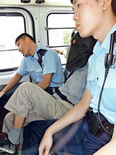 76歲老翁與妻子就綜援金額分配起爭執,前晚涉用鐵槌擊向妻子頭部7下殺死對方,於昨晨告訴兒子殺人事件,由兒子報警,老翁涉嫌謀殺被捕,黑布蒙頭帶署。(林智傑攝) 警方在兇案現場檢走染有小量血漬、連柄約長1呎的鐵槌。(伍浦鋒攝)滿身鮮血的78歲女死者的屍體由仵工移離橫頭磡邨宏祖樓寓所,舁送殮房。(伍浦鋒攝) 76歲老翁與妻子就綜援金額分配起爭執,前晚涉用鐵槌擊向妻子頭部7下殺死對方,於昨晨告訴兒子殺人事件,由兒子報警,老翁涉嫌謀殺被捕,黑布蒙頭帶署。(林智傑攝) 警方在兇案現場檢走染有小量血漬、連柄約長1呎的鐵槌。(伍浦鋒攝)滿身鮮血的78歲女死者的屍體由仵工移離橫頭磡邨宏祖樓寓所,舁送殮房。(伍浦鋒攝)