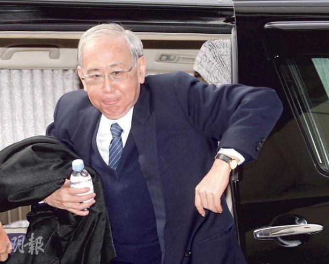 許仕仁昨日準時到庭,案件原定下午由控方讀出開案陳辭,但突有陪審員抱恙未能出庭,案件需押後至今天。(郭慶輝攝) 許仕仁昨日準時到庭,案件原定下午由控方讀出開案陳辭,但突有陪審員抱恙未能出庭,案件需押後至今天。(郭慶輝攝)