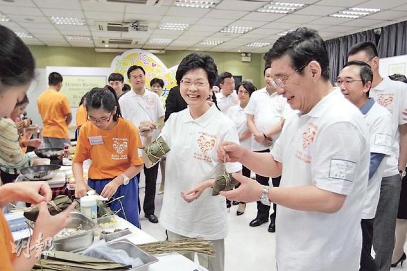 政務司長林鄭月娥(中)、銀行公會主席和廣北(右)一齊出席「小小義工大行動」啟用禮,仲親手包糉,幫隻糉打咗一個結咁大把。(郭慶輝攝) 政務司長林鄭月娥(中)、銀行公會主席和廣北(右)一齊出席「小小義工大行動」啟用禮,仲親手包糉,幫隻糉打咗一個結咁大把。(郭慶輝攝)