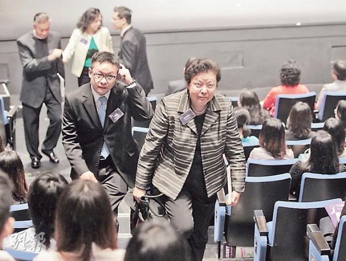 除公布調查外,青聯學生交流網絡昨亦舉行實習計劃啟動禮,全國人大常委范徐麗泰(中前)亦有出席,惟她未待活動完結便離開。(李澤彤攝) 除公布調查外,青聯學生交流網絡昨亦舉行實習計劃啟動禮,全國人大常委范徐麗泰(中前)亦有出席,惟她未待活動完結便離開。(李澤彤攝)