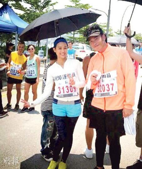 胡杏兒跟陳豪在酷熱天氣下開工。(微博圖片)胡杏兒開心與4隻導盲犬合照。(微博圖片) 胡杏兒跟陳豪在酷熱天氣下開工。(微博圖片)胡杏兒開心與4隻導盲犬合照。(微博圖片)
