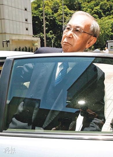 前政務司長許仕仁(圖)昨一再交叉雙手放在胸前,聆聽法庭處理陪審團事宜。審訊最終未能開始,他亦再次提早「放學」。(李紹昌攝)新地聯席主席郭炳江(圖)涉嫌串謀胞弟郭炳聯等4人,向許仕仁提供利益受審。惟審訊因解散陪審團而仍未開始,他連續第二天在中午提早離開法庭。(李紹昌攝) 前政務司長許仕仁(圖)昨一再交叉雙手放在胸前,聆聽法庭處理陪審團事宜。審訊最終未能開始,他亦再次提早「放學」。(李紹昌攝)新地聯席主席郭炳江(圖)涉嫌串謀胞弟郭炳聯等4人,向許仕仁提供利益受審。惟審訊因解散陪審團而仍未開始,他連續第二天在中午提早離開法庭。(李紹昌攝)