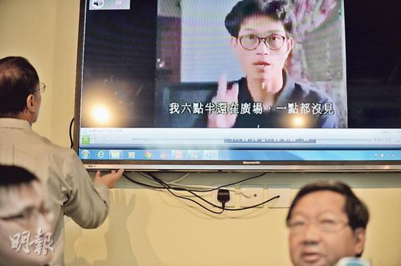 愛港之聲將於6月4日喺維園外設街站,主席高達斌(右下)話希望市民要對六四「釋懷」。圖為剪輯短片中「天安門四君子」侯德健講述在廣場「一點都沒見」的訪問片段。(葉家豪攝)毛孟靜(右)今年出版講述六四嘅小說《戀我危城》,由次文化堂社長彭志銘(左)幫佢出版,暫時印咗2000本。(郭慶輝攝) 愛港之聲將於6月4日喺維園外設街站,主席高達斌(右下)話希望市民要對六四「釋懷」。圖為剪輯短片中「天安門四君子」侯德健講述在廣場「一點都沒見」的訪問片段。(葉家豪攝)毛孟靜(右)今年出版講述六四嘅小說《戀我危城》,由次文化堂社長彭志銘(左)幫佢出版,暫時印咗2000本。(郭慶輝攝)