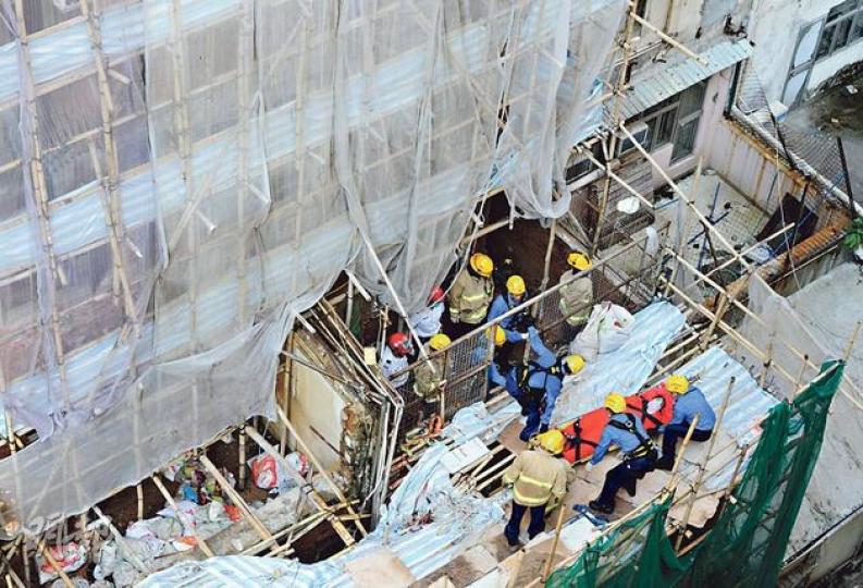 「毒鴛鴦」由10樓高天台墮下,其中男子跌落後巷對開3樓棚架上,胸部被竹刺穿,救援人員花約1小時才將他救出,送院不治。(蔡方山攝)與男友一起跳樓的麥姓女子,飛墮大廈低層的竹棚簷篷後氣息微弱,救護員將她送院搶救,情况嚴重。(蔡方山攝)警方在毒鴛鴦居住的天台屋內檢獲兩封遺書,其中男死者寫給父母的一封寫上「你哋養倒(到)我咁大個……我唔長進……」等字眼。(楊德銘攝) 「毒鴛鴦」由10樓高天台墮下,其中男子跌落後巷對開3樓棚架上,胸部被竹刺穿,救援人員花約1小時才將他救出,送院不治。(蔡方山攝)與男友一起跳樓的麥姓女子,飛墮大廈低層的竹棚簷篷後氣息微弱,救護員將她送院搶救,情况嚴重。(蔡方山攝)警方在毒鴛鴦居住的天台屋內檢獲兩封遺書,其中男死者寫給父母的一封寫上「你哋養倒(到)我咁大個……我唔長進……」等字眼。(楊德銘攝)