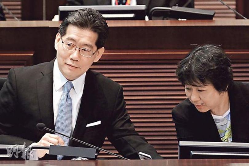 商經局長蘇錦樑(左)在立法會人事編制小組委員會上說,「業界和市民都支持成立一個專責的政策局」,探討本港創新科技的發展。(郭慶輝攝) 商經局長蘇錦樑(左)在立法會人事編制小組委員會上說,「業界和市民都支持成立一個專責的政策局」,探討本港創新科技的發展。(郭慶輝攝)