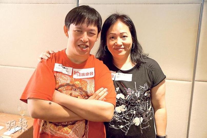 容姨(右)照顧患自閉症兒子家樂(左),母子溝通出現困難令她飽受壓力,及後家樂2005年開始到扶康會接受訓練,至今溝通及照顧能力大有改善,容姨提到兒子曾揹着身體不適的家人前往醫院,更懂得通知其他家人,令她深受感動。(余瑋攝) 容姨(右)照顧患自閉症兒子家樂(左),母子溝通出現困難令她飽受壓力,及後家樂2005年開始到扶康會接受訓練,至今溝通及照顧能力大有改善,容姨提到兒子曾揹着身體不適的家人前往醫院,更懂得通知其他家人,令她深受感動。(余瑋攝)