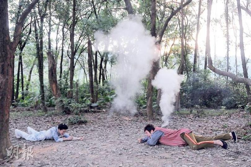 周麗淇與馬國明日前拍《流氓皇帝》這場在戰火中重逢的淒美場面。(攝影/記者:林祖傑)周麗淇在地上艱辛緩緩爬向馬國明。(攝影/記者:林祖傑)馬國明投入演出七情上面,嗌得聲嘶力竭。(攝影/記者:林祖傑)周麗淇名花有主,與馬國明合作拍《流氓皇帝》愉快,但吸引不到她。(攝影/記者:林祖傑)馬國明於酷熱天氣下,在樹林跑來跑去不覺辛苦。(攝影/記者:林祖傑) 周麗淇與馬國明日前拍《流氓皇帝》這場在戰火中重逢的淒美場面。(攝影/記者:林祖傑)周麗淇在地上艱辛緩緩爬向馬國明。(攝影/記者:林祖傑)馬國明投入演出七情上面,嗌得聲嘶力竭。(攝影/記者:林祖傑)周麗淇名花有主,與馬國明合作拍《流氓皇帝》愉快,但吸引不到她。(攝影/記者:林祖傑)馬國明於酷熱天氣下,在樹林跑來跑去不覺辛苦。(攝影/記者:林祖傑)