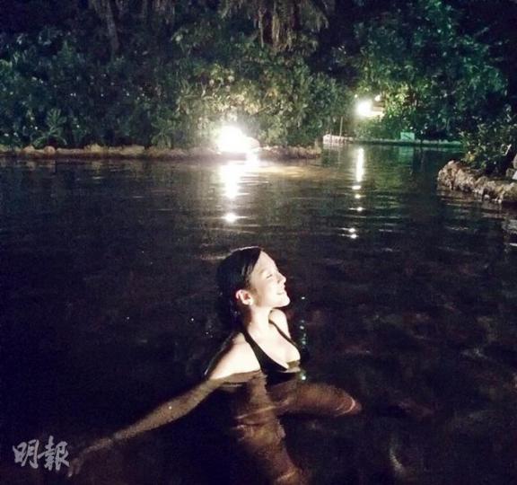 DaDa上載夜浸溫泉的性感照,有粉絲嚷着要流鼻血了!(微博圖片) DaDa上載夜浸溫泉的性感照,有粉絲嚷着要流鼻血了!(微博圖片)