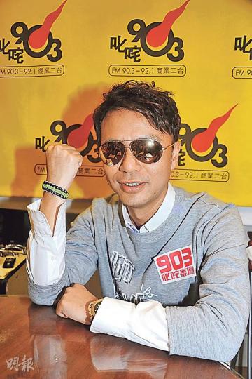 李克勤接到「大老闆」指令,要戴着手繩到電台宣傳。(攝影﹕娛樂姐) 李克勤接到「大老闆」指令,要戴着手繩到電台宣傳。(攝影﹕娛樂姐)