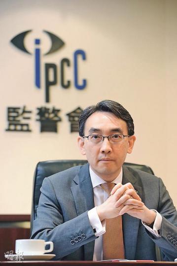 離任在即,監警會主席翟紹唐回顧6年任期,指得着很大,並指自己以往不易與人相處,但任監警會後認識到不少朋友,亦學會與傳媒溝通,收穫是監警會工作得到公眾認許,但不開心是見到近年警民關係變差。(胡景禧攝)監警會主席翟紹唐(中)任內積極改善警方和監警會關係,昨日是他最後一次主持會議,警務處監管處處長劉業成(右)及投訴及內部調查科總警司林曼茜(左)向翟致送紀念品,以表揚他帶領監警會及提升警隊的服務質素。(劉焌陶攝) 離任在即,監警會主席翟紹唐回顧6年任期,指得着很大,並指自己以往不易與人相處,但任監警會後認識到不少朋友,亦學會與傳媒溝通,收穫是監警會工作得到公眾認許,但不開心是見到近年警民關係變差。(胡景禧攝)監警會主席翟紹唐(中)任內積極改善警方和監警會關係,昨日是他最後一次主持會議,警務處監管處處長劉業成(右)及投訴及內部調查科總警司林曼茜(左)向翟致送紀念品,以表揚他帶領監警會及提升警隊的服務質素。(劉焌陶攝)