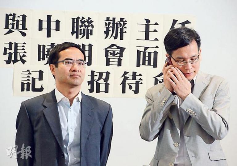 教育界議員葉建源(右)前日單刀赴會,與中聯辦主任張曉明會晤1小時45分鐘。他昨與教協會長馮偉華召開記招解畫,開會前葉仍忙於通電話處理事務。(劉焌陶攝)(明報製圖) 教育界議員葉建源(右)前日單刀赴會,與中聯辦主任張曉明會晤1小時45分鐘。他昨與教協會長馮偉華召開記招解畫,開會前葉仍忙於通電話處理事務。(劉焌陶攝)(明報製圖)