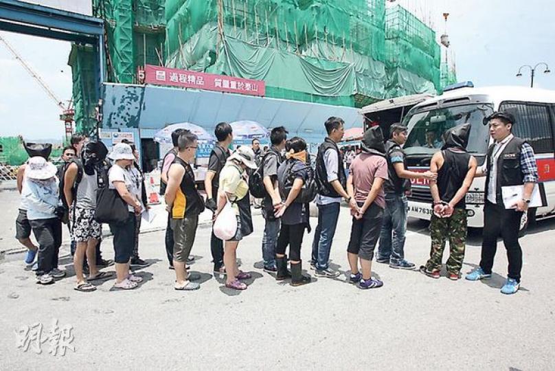 O記探員拘捕37名男女,他們涉嫌串謀勒索、刑事恐嚇或以三合會成員身分行事;其中在馬鞍山科進路的大型建築地盤,共拘捕7男7女。(伍浦鋒攝)O記派出卧底探員搗破黑幫向商販收取多重保護費,操控專門向地盤工人售賣飯盒的商販,並檢獲一批飯盒作證物。(伍浦鋒攝) O記探員拘捕37名男女,他們涉嫌串謀勒索、刑事恐嚇或以三合會成員身分行事;其中在馬鞍山科進路的大型建築地盤,共拘捕7男7女。(伍浦鋒攝)O記派出卧底探員搗破黑幫向商販收取多重保護費,操控專門向地盤工人售賣飯盒的商販,並檢獲一批飯盒作證物。(伍浦鋒攝)