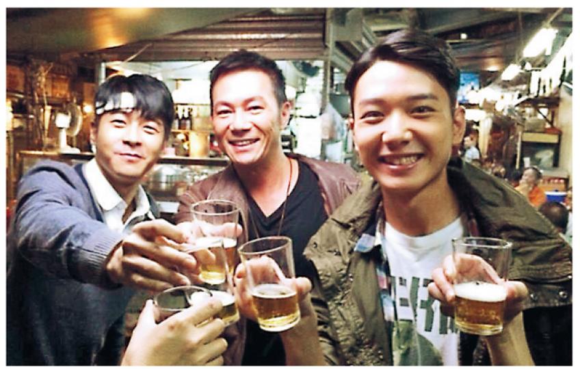 張兆輝憑《恐怖在線》奪「最佳男主角」,當然飲得杯落,蔡瀚億(右)也戥前輩開心。(微博圖片) 張兆輝憑《恐怖在線》奪「最佳男主角」,當然飲得杯落,蔡瀚億(右)也戥前輩開心。(微博圖片)