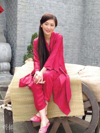 周麗淇每拍完一個鏡頭便補妝梳頭,十分貪靚。(攝影/記者:鍾一虹) 周麗淇每拍完一個鏡頭便補妝梳頭,十分貪靚。(攝影/記者:鍾一虹)