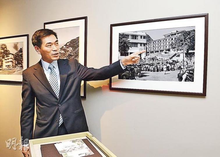 在九倉、會德豐和南豐合辦的山頂歷史展覽上,會德豐地產常務董事黃光耀帶大家欣賞一幅幅山頂的黑白老照片,重尋香港昔日的印記。(陳淑安攝) 在九倉、會德豐和南豐合辦的山頂歷史展覽上,會德豐地產常務董事黃光耀帶大家欣賞一幅幅山頂的黑白老照片,重尋香港昔日的印記。(陳淑安攝)