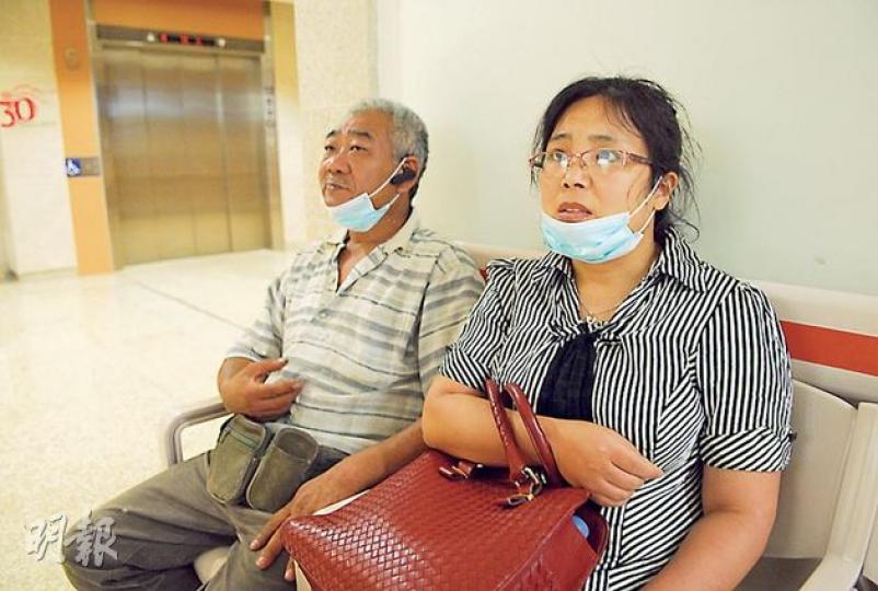 李嘉裕父母兩日來為愛兒擔驚受怕,由於兒子仍未渡過危險期,兩人都堅持留守醫院深切治療部外,為愛兒打氣。(鍾炳然攝)李嘉裕就讀的上水石湖墟公立學校昨舉行畢業禮,校長羅月英表示,會拍攝畢業禮的情况,讓嘉裕康復後重溫。(鍾炳然攝) 李嘉裕父母兩日來為愛兒擔驚受怕,由於兒子仍未渡過危險期,兩人都堅持留守醫院深切治療部外,為愛兒打氣。(鍾炳然攝)李嘉裕就讀的上水石湖墟公立學校昨舉行畢業禮,校長羅月英表示,會拍攝畢業禮的情况,讓嘉裕康復後重溫。(鍾炳然攝)