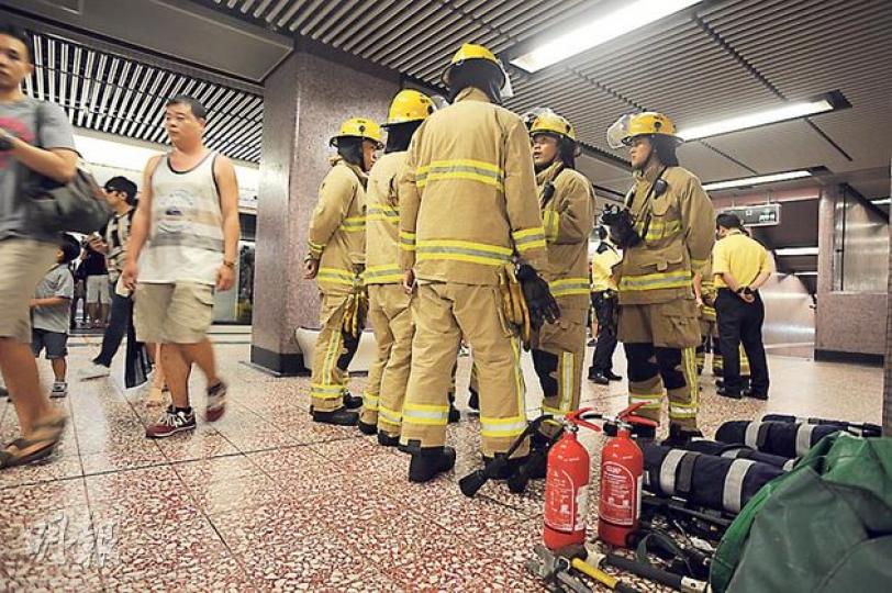 昨午港鐵太子站月台有架空電纜輕微爆炸及跳掣，令荃灣線油麻地至太子的荃灣方向列車服務受影響，事後消防員及港鐵人員趕至月台調查。（樊銳昌攝）