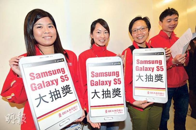 除大批買家及代理外,環宇海灣售樓處門外亦有一批銀行職員在場推銷按揭產品。(鄧宗弘攝) 除大批買家及代理外,環宇海灣售樓處門外亦有一批銀行職員在場推銷按揭產品。(鄧宗弘攝)