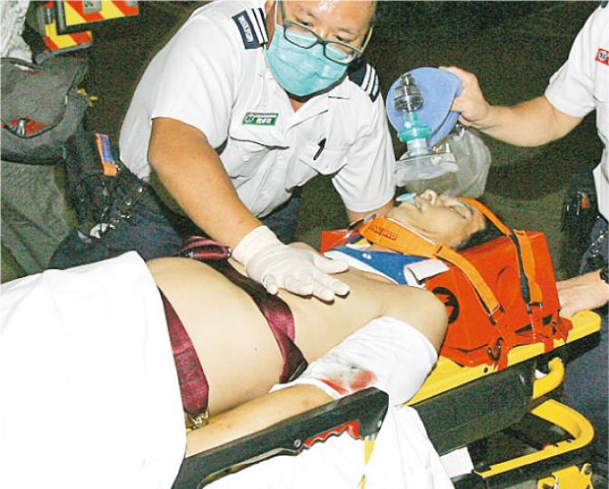 啓晴邨樂晴樓昨晚深夜發生開槍殺人案,一名男子遭殺手連開三槍轟至重傷昏迷,送院搶救後,今日凌晨零時許不治。(伍浦鋒攝)中槍重傷男子由穿著避彈衣荷槍實彈警員陪同送院。(伍浦鋒攝) 啓晴邨樂晴樓昨晚深夜發生開槍殺人案,一名男子遭殺手連開三槍轟至重傷昏迷,送院搶救後,今日凌晨零時許不治。(伍浦鋒攝)中槍重傷男子由穿著避彈衣荷槍實彈警員陪同送院。(伍浦鋒攝)