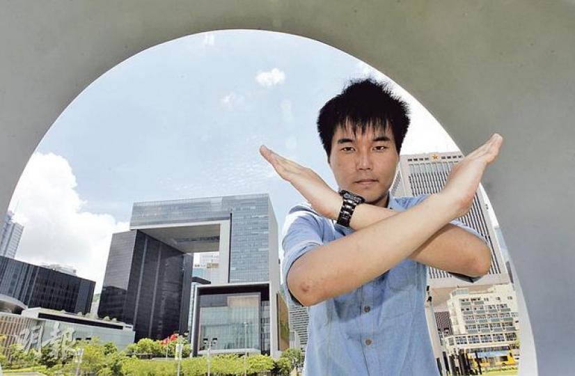 蘇嘉豪坦言澳門人一般比較「鵪鶉」,為了公眾利益爆發的大規模遊行,「反離保」可算史上首例。蘇嘉豪在受訪當日來到香港「門常開」,舉起招牌交叉手勢,寄語澳門人借鏡香港、台灣社會運動的同時,自己要走出一套「澳門模式」延續抗爭。(李紹昌攝) 蘇嘉豪坦言澳門人一般比較「鵪鶉」,為了公眾利益爆發的大規模遊行,「反離保」可算史上首例。蘇嘉豪在受訪當日來到香港「門常開」,舉起招牌交叉手勢,寄語澳門人借鏡香港、台灣社會運動的同時,自己要走出一套「澳門模式」延續抗爭。(李紹昌攝)