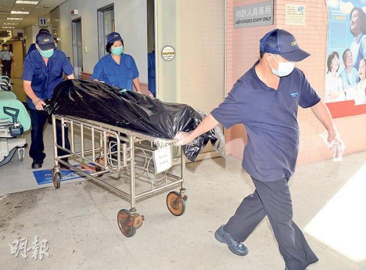 重案組探員在睡夢中氣喘,妻子報警將他送院,證實不治,其遺體由仵工舁送殮房。(蔡方山攝) 重案組探員在睡夢中氣喘,妻子報警將他送院,證實不治,其遺體由仵工舁送殮房。(蔡方山攝)