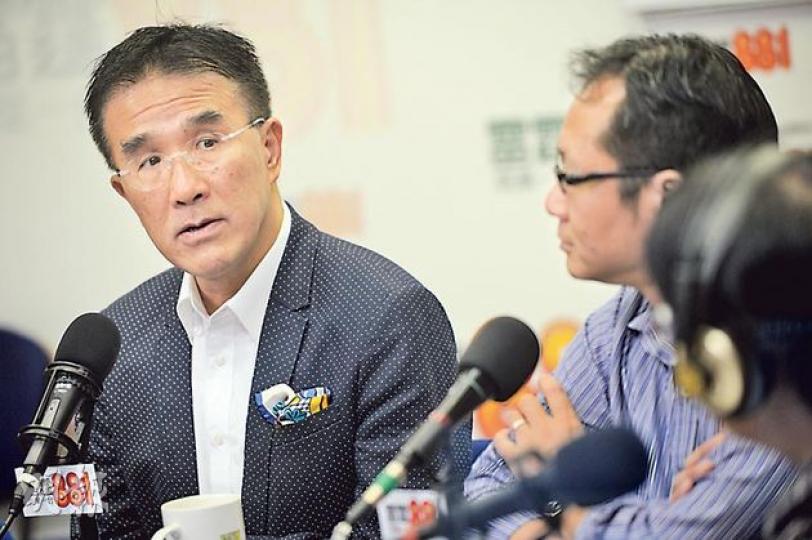 田北辰昨出席電台節目時批評,港鐵推出的都會票優惠「呃秤」。(葉家豪攝) 田北辰昨出席電台節目時批評,港鐵推出的都會票優惠「呃秤」。(葉家豪攝)
