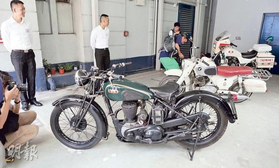 香港警隊170周年展覽展出不同年代的警隊電單車,包括二戰時英軍曾使用、於四五十年代引入警隊的電單車(前),六七十年代(中)和八九十年代的電單車(後),全部可供市民拍照留念,並有學警在旁導賞介紹。(陳穎欣攝) 香港警隊170周年展覽展出不同年代的警隊電單車,包括二戰時英軍曾使用、於四五十年代引入警隊的電單車(前),六七十年代(中)和八九十年代的電單車(後),全部可供市民拍照留念,並有學警在旁導賞介紹。(陳穎欣攝)