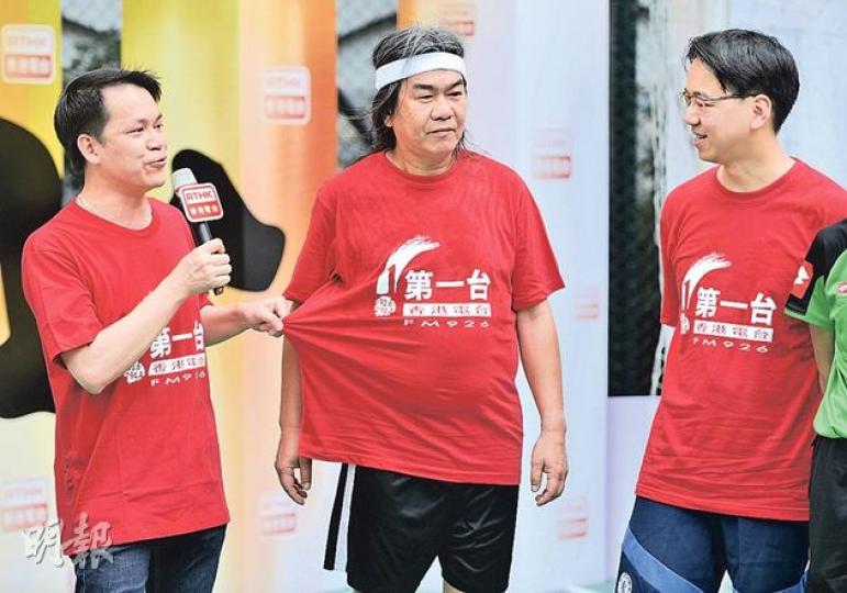 立法會議員「長毛」梁國雄(中)和陳克勤(左)昨出席世界盃活動啟動禮,被問到哪個國家球隊有可能在世界盃決賽周中領最多紅牌時,陳克勤突然拉一拉「長毛」的球衣,指日本隊或需像「長毛」有「超技術」才可取勝。(余俊亮攝) 立法會議員「長毛」梁國雄(中)和陳克勤(左)昨出席世界盃活動啟動禮,被問到哪個國家球隊有可能在世界盃決賽周中領最多紅牌時,陳克勤突然拉一拉「長毛」的球衣,指日本隊或需像「長毛」有「超技術」才可取勝。(余俊亮攝)