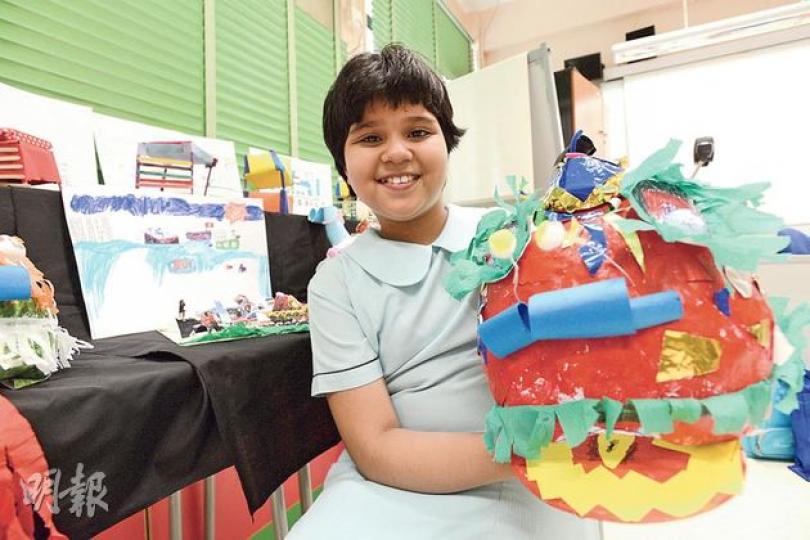在港土生土長、現就讀閩僑小學的巴基斯坦裔9歲女童Isha稱,以往接觸本地節慶活動時,不知箇中意義,去年底參與學校的藝術班後,製作舞獅頭等勞作,並首次到香港仔避風塘看水上人家,從中認識到香港傳統文化和節慶意義,加強對香港的歸屬感。(黃志東攝) 在港土生土長、現就讀閩僑小學的巴基斯坦裔9歲女童Isha稱,以往接觸本地節慶活動時,不知箇中意義,去年底參與學校的藝術班後,製作舞獅頭等勞作,並首次到香港仔避風塘看水上人家,從中認識到香港傳統文化和節慶意義,加強對香港的歸屬感。(黃志東攝)