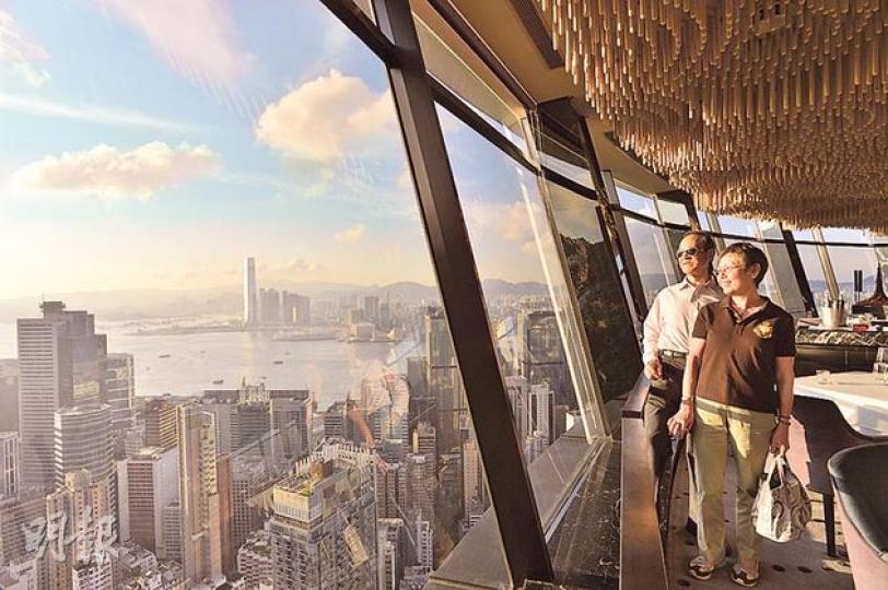 韋氏夫婦（圖）自1980年代起便經常光顧位於合和中心頂層的旋轉餐廳，之後雖移民外國，但每次回港都會來餐廳故地重遊，看看當下的香港。（鄧宗弘攝）