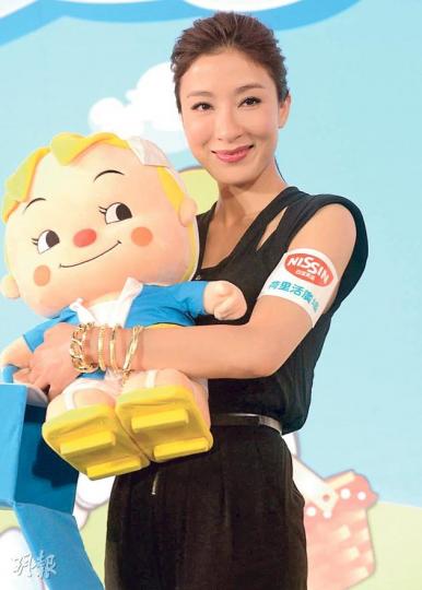 楊怡對獲贈的公仔愛不釋手。(攝影/記者﹕林蘊兒) 楊怡對獲贈的公仔愛不釋手。(攝影/記者﹕林蘊兒)