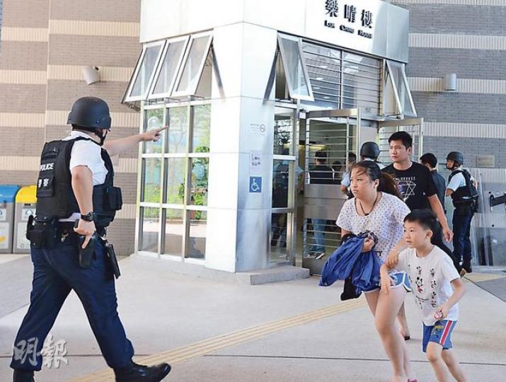 啟晴邨槍殺案震撼全城,警方相信槍客殺人後仍留在大廈,大批警員荷槍實彈在場搜捕疑犯,有樂晴樓住客離開時十分緊張。(黃志東攝)警方除了派出王牌飛虎隊外,隸屬飛虎隊的攻擊犬亦難得亮相,並穿上避彈衣。該攻擊犬屬瑪連萊犬,警隊2002年引入,專門訓練執行危險度高及反恐任務。(衞永康攝)本報記者及警員均目睹槍客向大廈外開槍,事後大批警員在樂晴樓對外地氈式搜索彈頭,最終仍未有發現。(李澤彤攝)樂晴樓發生開槍案後,男住客離開大廈時須被警員搜身調查。(丁灝嵐攝)樂晴樓20樓住客楊太說,最初以為事件是職業殺手所為, 啟晴邨槍殺案震撼全城,警方相信槍客殺人後仍留在大廈,大批警員荷槍實彈在場搜捕疑犯,有樂晴樓住客離開時十分緊張。(黃志東攝)警方除了派出王牌飛虎隊外,隸屬飛虎隊的攻擊犬亦難得亮相,並穿上避彈衣。該攻擊犬屬瑪連萊犬,警隊2002年引入,專門訓練執行危險度高及反恐任務。(衞永康攝)本報記者及警員均目睹槍客向大廈外開槍,事後大批警員在樂晴樓對外地氈式搜索彈頭,最終仍未有發現。(李澤彤攝)樂晴樓發生開槍案後,男住客離開大廈時須被警員搜身調查。(丁灝嵐攝)樂晴樓20樓住客楊太說,最初以為事件是職業殺手所為,