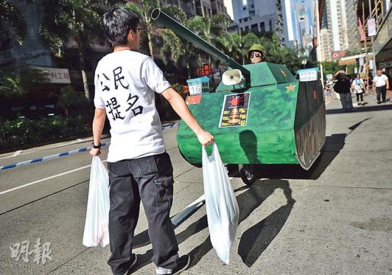 25年前,王維林在北京長安大街隻身擋坦克,相片震撼全球。有藝術家趁六四25周年,將這一幕於昨日遊行上重演。藝術家嚴穎嘉昨坐在大型紙製坦克車內,批評當年政府以武力鎮壓學生,希望大家經歷當年坦克一幕,又說六四仍未平反,大家需繼續爭取民主。(盧翊銘攝)愛港行動召集人陳淨心昨在設有六四紀念館的大廈外,展示多張軍人受傷的圖片,聲稱六四有多名軍人被暴徒殺死,軍人鎮壓是平亂。(胡景禧攝)遊行者言﹕畫家Perry - 支聯會遊行至政府總部時在公民廣場集會,Perry繪畫記錄。他希望以這方法,表達真相永遠都是真相 25年前,王維林在北京長安大街隻身擋坦克,相片震撼全球。有藝術家趁六四25周年,將這一幕於昨日遊行上重演。藝術家嚴穎嘉昨坐在大型紙製坦克車內,批評當年政府以武力鎮壓學生,希望大家經歷當年坦克一幕,又說六四仍未平反,大家需繼續爭取民主。(盧翊銘攝)愛港行動召集人陳淨心昨在設有六四紀念館的大廈外,展示多張軍人受傷的圖片,聲稱六四有多名軍人被暴徒殺死,軍人鎮壓是平亂。(胡景禧攝)遊行者言﹕畫家Perry - 支聯會遊行至政府總部時在公民廣場集會,Perry繪畫記錄。他希望以這方法,表達真相永遠都是真相