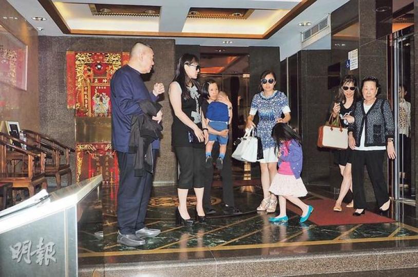 大劉跟家人歎完茶離開,但拖着媽咪甘比的小秀樺卻全程低頭避鏡頭。(攝影/記者:梁迺楠)大劉跟甘比一同乘車離去。(攝影/記者:梁迺楠) 大劉跟家人歎完茶離開,但拖着媽咪甘比的小秀樺卻全程低頭避鏡頭。(攝影/記者:梁迺楠)大劉跟甘比一同乘車離去。(攝影/記者:梁迺楠)