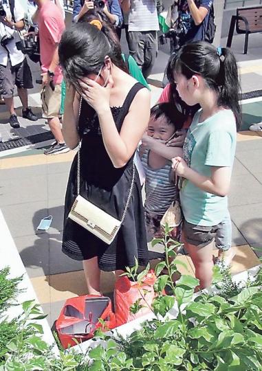 被槍客射殺的廖啟中,其妻兒及親友昨午帶同祭品返回現場拜祭,眾人神情哀傷。(林智傑攝) 被槍客射殺的廖啟中,其妻兒及親友昨午帶同祭品返回現場拜祭,眾人神情哀傷。(林智傑攝)