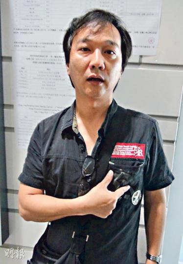 居於樂晴樓21樓的沈先生,自稱是首名目擊中槍死者廖啟中的人,他說見到廖的胸口有兩個洞。 (林智傑攝) 居於樂晴樓21樓的沈先生,自稱是首名目擊中槍死者廖啟中的人,他說見到廖的胸口有兩個洞。 (林智傑攝)