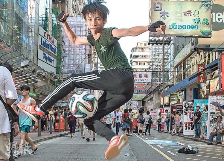 施寶盛以前任職售貨員,憑着一個皮球、一雙球鞋及一種堅持,贏得「旺角美斯」美譽。花式足球為他帶來全身衣服贊助、獎項以及在世界舞台表演的機會。施寶盛更為表演花式足球學習Breaking街舞,做出新興高難度動作「Eclipse」,即如圖中他用右腳內檔控着球,再將原本在後方的左腿跨到前方成「交叉腳」。(黃志東攝)施寶盛最「拿手」的花式Skipping with ball,即一邊用頭控球、一邊跳繩,最難是要頭手配合,以及掌握每一下的節奏。施又會表演當球在頭部運轉時,快手把冷帽脫掉後,足球仍在頭上運轉。上述 施寶盛以前任職售貨員,憑着一個皮球、一雙球鞋及一種堅持,贏得「旺角美斯」美譽。花式足球為他帶來全身衣服贊助、獎項以及在世界舞台表演的機會。施寶盛更為表演花式足球學習Breaking街舞,做出新興高難度動作「Eclipse」,即如圖中他用右腳內檔控着球,再將原本在後方的左腿跨到前方成「交叉腳」。(黃志東攝)施寶盛最「拿手」的花式Skipping with ball,即一邊用頭控球、一邊跳繩,最難是要頭手配合,以及掌握每一下的節奏。施又會表演當球在頭部運轉時,快手把冷帽脫掉後,足球仍在頭上運轉。上述