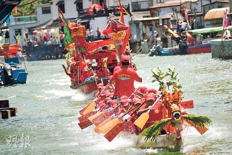 火紅的「扒艇行」龍舟是今年大澳遊涌的「頭船」，龍頭口叼青草寓意朝氣，拖着接載小神像的「神艇」巡遊，先後拜訪大澳古廟及環繞水道數圈，再將神像接返龍舟會的壆船。 （葉家豪攝）「左右！左右！」在超過30℃的烈日下，香港仔龍舟競渡大賽的健兒奮力划槳，誓要奪標。（余俊亮攝）參加大澳端午遊涌數十年的62歲扒艇手吳先生（中）笑言，近年愈來愈多年輕男丁接棒，年老一輩可退下火線。9歲的日臻（左）及同學煒浩（右）均是首次參與遊涌。（梁杏怡攝）赤柱龍舟錦標賽，一名女龍舟選手頭戴相機落場，準備拍下奮戰一刻。（余俊亮攝）