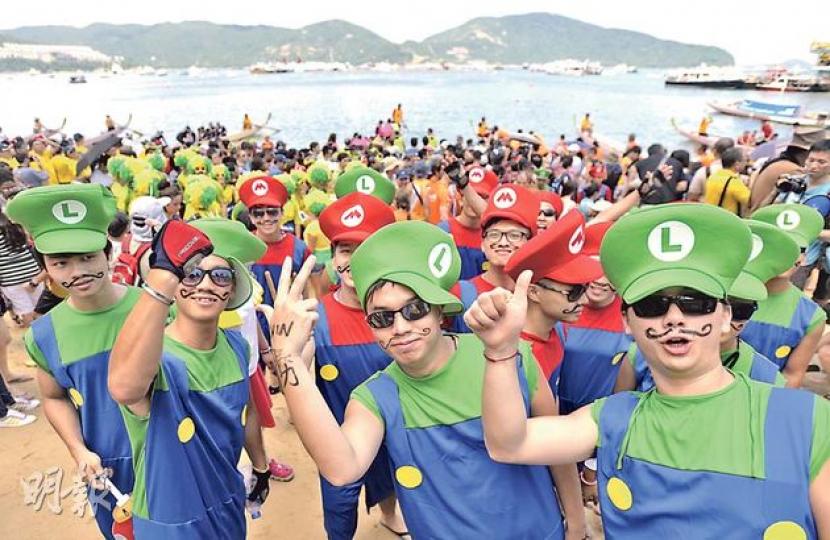 赤柱龍舟賽的健兒穿上繽彩奪目的服飾,其中香港科技專上書院的參賽學生齊齊化身「孖寶兄弟」,實行在龍舟上「孖住扒,孖住上」。(余俊亮攝) 赤柱龍舟賽的健兒穿上繽彩奪目的服飾,其中香港科技專上書院的參賽學生齊齊化身「孖寶兄弟」,實行在龍舟上「孖住扒,孖住上」。(余俊亮攝)