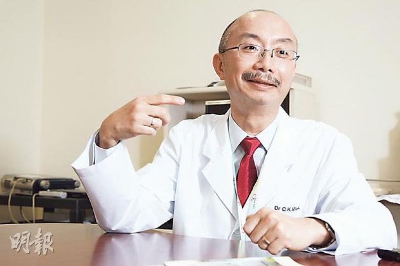屯門醫院內科及老人科主管莫俊強醫生(圖)指出,屯院康復病牀因醫生人手不足而未能盡開,但中風跨境求醫病人多,增加住院服務壓力。(林俊源攝) 屯門醫院內科及老人科主管莫俊強醫生(圖)指出,屯院康復病牀因醫生人手不足而未能盡開,但中風跨境求醫病人多,增加住院服務壓力。(林俊源攝)